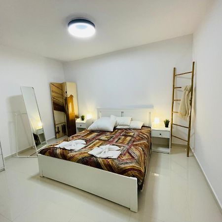 Haris White Apartment Roussospítion Екстериор снимка