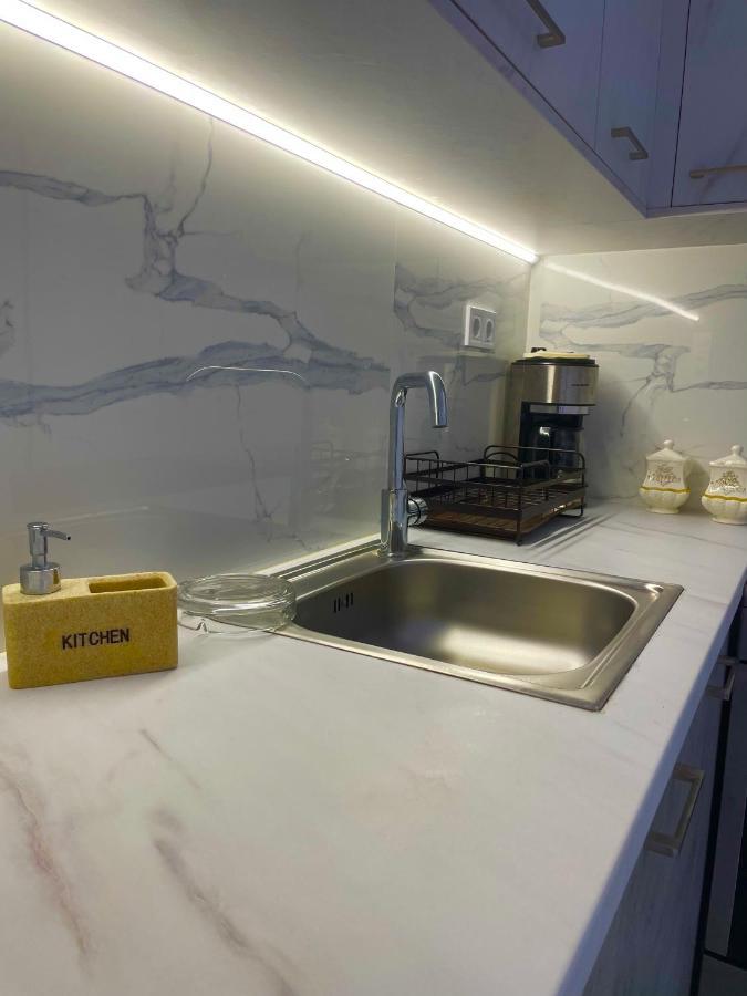 Haris White Apartment Roussospítion Екстериор снимка