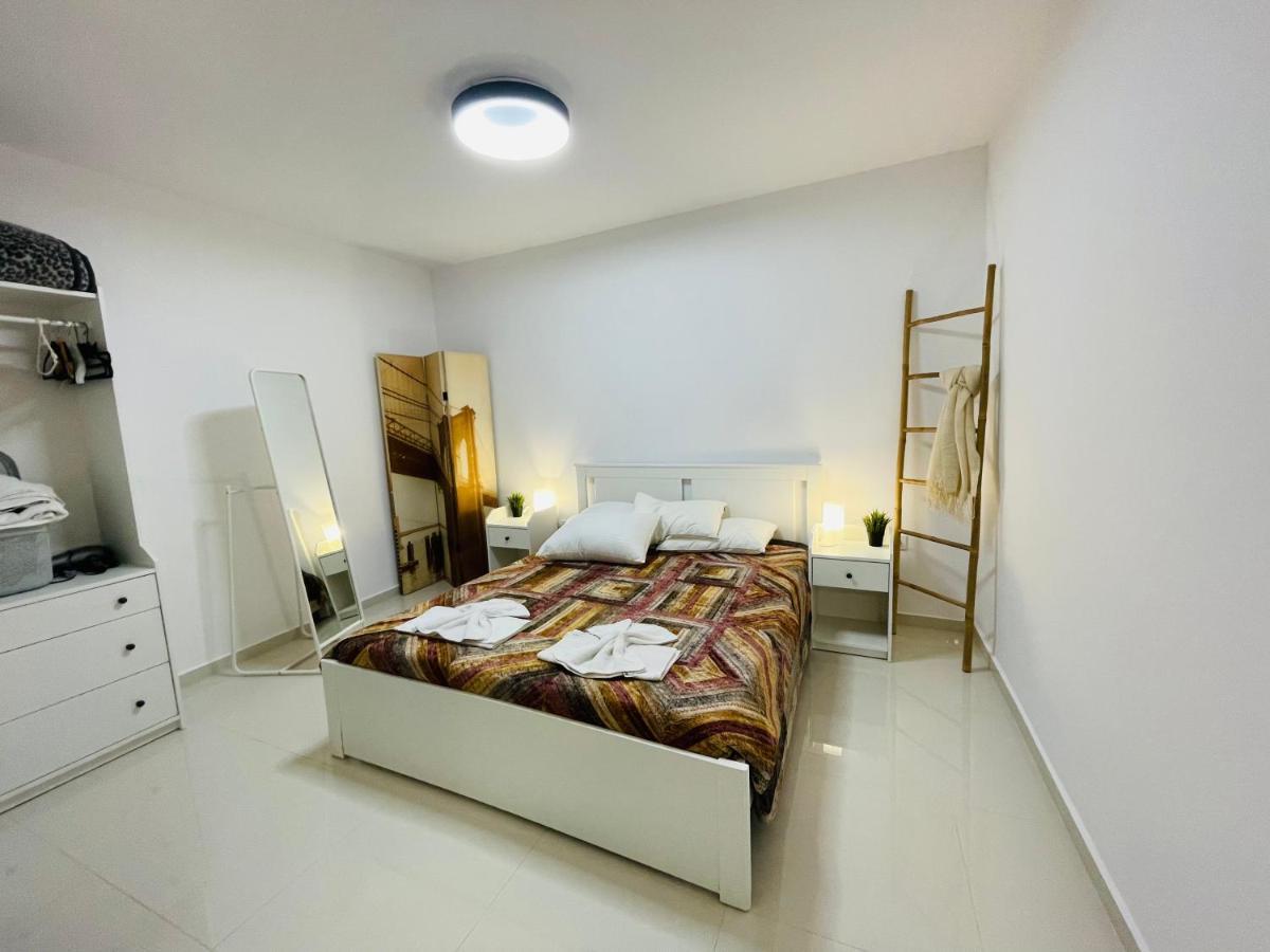 Haris White Apartment Roussospítion Екстериор снимка